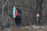 Знамето украси скалите над Бов