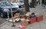 София – Изхвърлени ненужни опаковки на тротоар