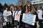 Здравни работници протестираха пред УМБАЛ Бургас