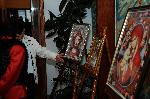 Самодейци показаха изложба на "диамантени" гоблени-икони