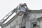 Пожарникари премахнаха опасна ламарина от хасковско училище