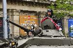Военен закачи шал на ЦСКА на бойната си машина след парада за Гергьовден