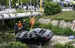 София - Паднал автомобил в Перловската река на булевард "Владимир Вазов"