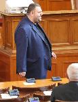 Пеевски се появи в парламента за втори ден поред