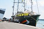 Легендарният ветроход на „Грийнпийс“ Rainbow Warrior акостира в Бургас