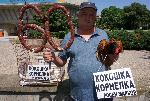 Росен Марков праща подарък червената кокошката Корнелка на Бойко Борисов