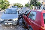 Двама в болница след сблъсък на две коли в Хасково