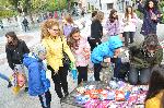Бургас - Раздаване на книги в Деня на народните будители