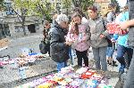 Бургас - Раздаване на книги в Деня на народните будители