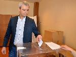 Кандидатът за кмет на Варна Костадин Костадинов гласува