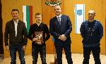 Кметът Иван Портних награди световния шампион по карате киокушин за юноши Богомил Костов
