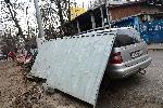 София - Паднала ограда от строеж върху автомобил