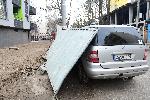 София - Паднала ограда от строеж върху автомобил