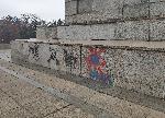 Арестуваха две малолетни, рисували по паметника на Съветската армия