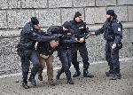 Полицаи закопчаха протестиращ до Партийния дом