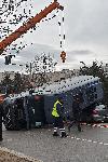 Микробус се преобърна и затисна кола в "Младост"