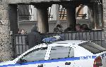 Голяма група от хора влязоха в апартамента на Васил Божков