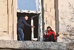 Медицинска сестра се барикадира на прозорец на Партийния дом