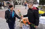 Росен Марков подарява цветя срещу усмивка за празника 8-ми март във Варна