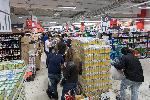 Паниката опразва рафтовете на хранителните магазини