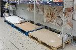 София – Празни щандове в магазин