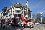 Евакуираха пететажна сграда заради пожар в офис на кабелен оператор в Русе
