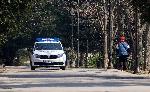 Полицейски автомобил обикаля Морската градина във Варна
