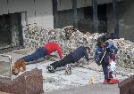 Столичани спортуват на входа на метрото