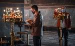 Миряни спазват дистанция по време на литургия в "Александър Невски"