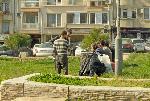 Бургазлии продължават да се събират на групи и без пейки