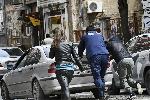 Полицейски патрул помага на закъсал автомобил в центъра на София