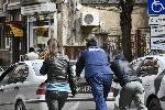 София - Полицаи помагат на закъсал автомобил