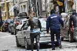 София - Полицаи помагат на закъсал автомобил