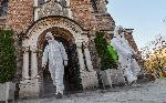 Дезинфекцират пространствата около храмовете в София