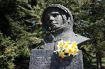 Поставиха китка цвете на паметника на Гагарин в Морската градина на Варна