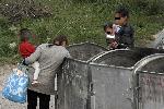 Ромски майки "пазаруват" в кофите за боклук в София