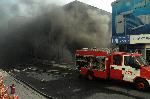 Двадесет огнеборци с четири пожарни потушават пламъците в магазин за бяла техника