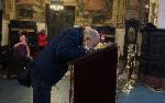 Във варненската Катедрала богомолци продължават да целуват иконите
