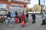 Доброволци раздават храна и козунаци на Орлов мост