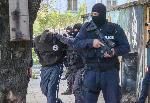 Полицията изведе мъж с белезници от къщата в Подуяне