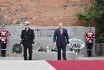 Румен Радев поднесе цветя пред Паметника на Незнайния воин за Деня на храбростта