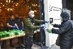 Продължават да раздават безплатна храна на нуждаещите се