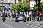 Лъскав автомобил паркира на велоалея в столицата