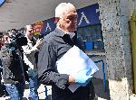 Куриерът Сашо Диков предава акциите на ПФК Левски на Павел Колев