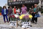 Цветари ядоха цветя в знак на протест във Варна