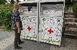 Хипермаркет във Варна разположи контейнери за непотребни дрехи и текстил