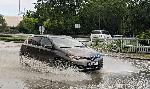 Пороен дъжд превърна улиците в реки във Варна