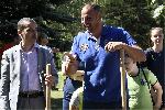 София - Спортисти засяват дръвчета в двора на НСА
