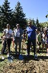 София - Спортисти засяват дръвчета в двора на НСА