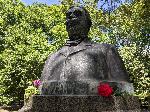 Само няколко цветенца на паметника на Иван Вазов във Варна